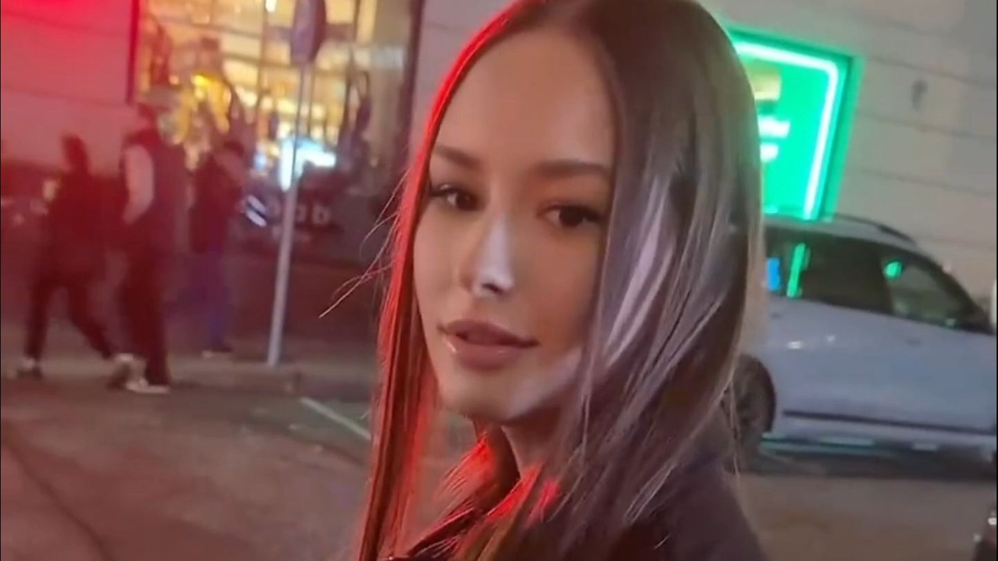 捷克街头-空气刘海彩色波波头的美腿过膝袜调酒师